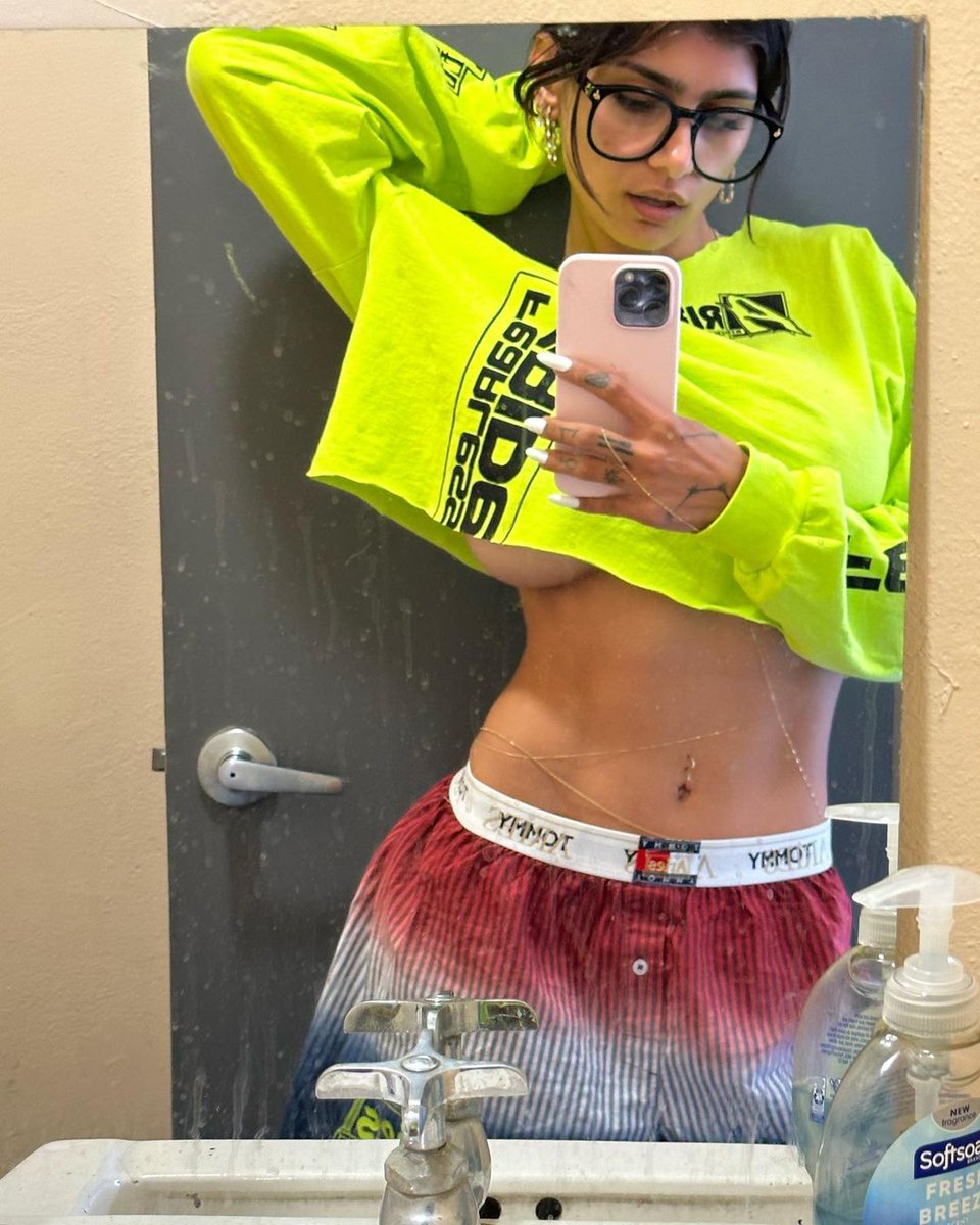 𝓜𝓲𝓪 𝓚𝓱𝓪𝓵𝓲𝓯𝓪-𝓣𝓾𝓻𝓷𝓮𝔂 (Fake/Parody) (@buxomkhalifa) on Twitter photo 