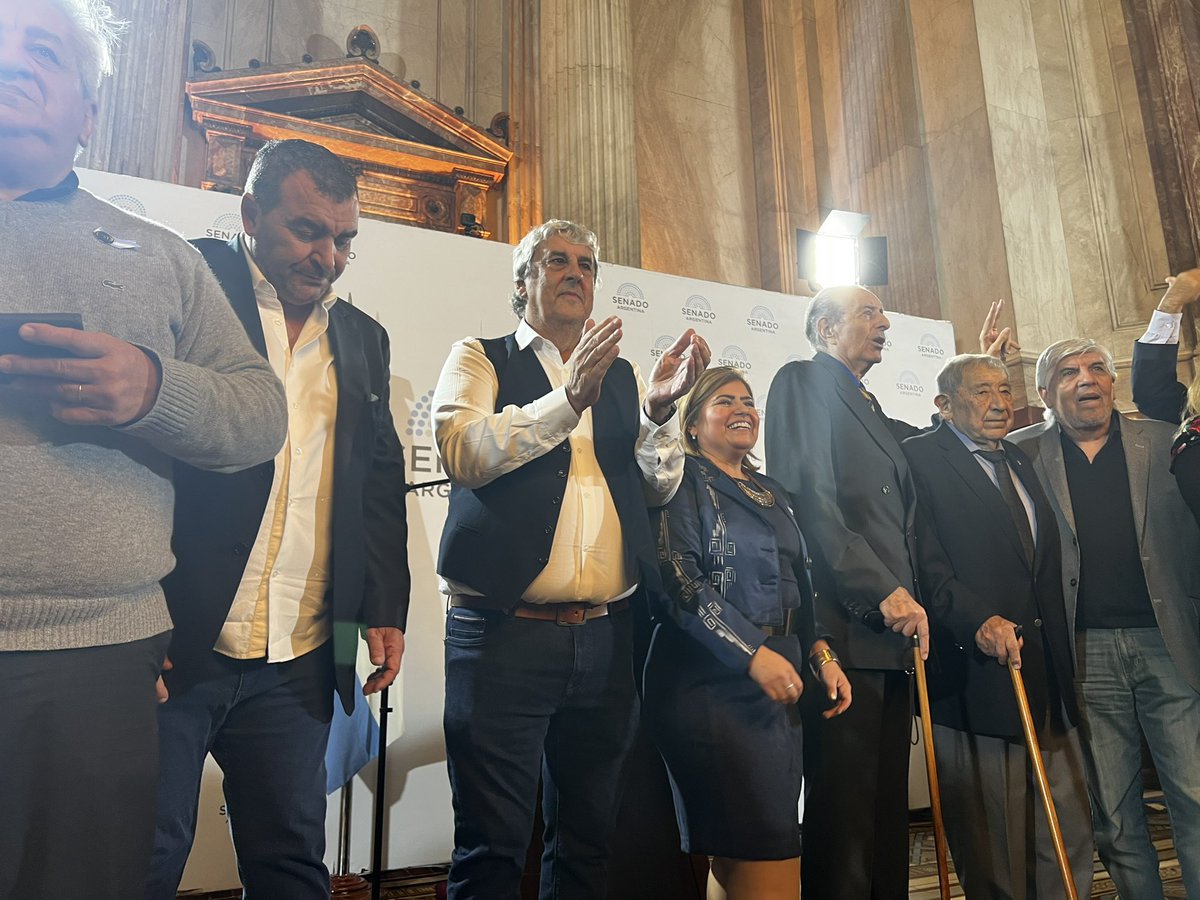 Ahora| Homenaje a dirigentes sindicales destacados a 40 años del retorno de la democracia.
Sergio Romero #UDA entre los reconocidos.