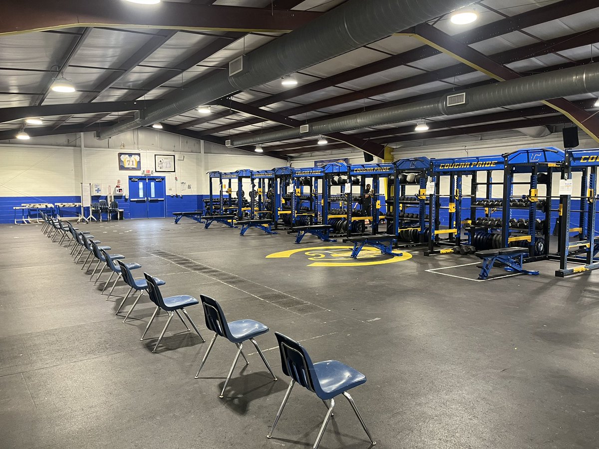 Tonight is our inaugural lift-a-thon! Let’s go ! We about to get after it ! @HoochFootball 🔥 @CarlisleHoochFB field house is ready!
