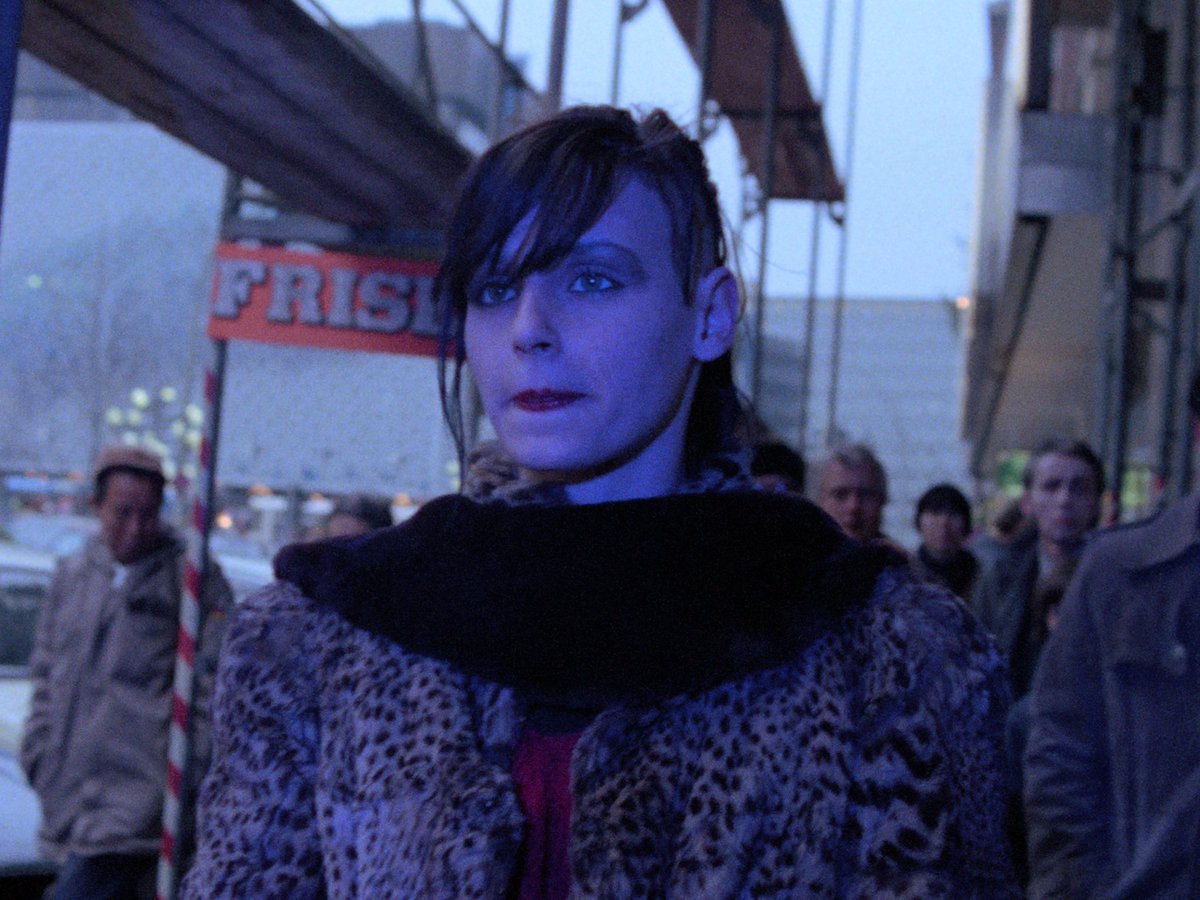 Fareedonfilm's tweet image. Everyone! Listen to our latest podcast on Muscha's cyber-punk cult classic, #Decoder (1984) on @Tubi!
We dive into this William Burroughs-inspired dystopia to ask: in the dump and detritus of mass media, do we gain a surprising path to revolution?
on.soundcloud.com/YcTC1