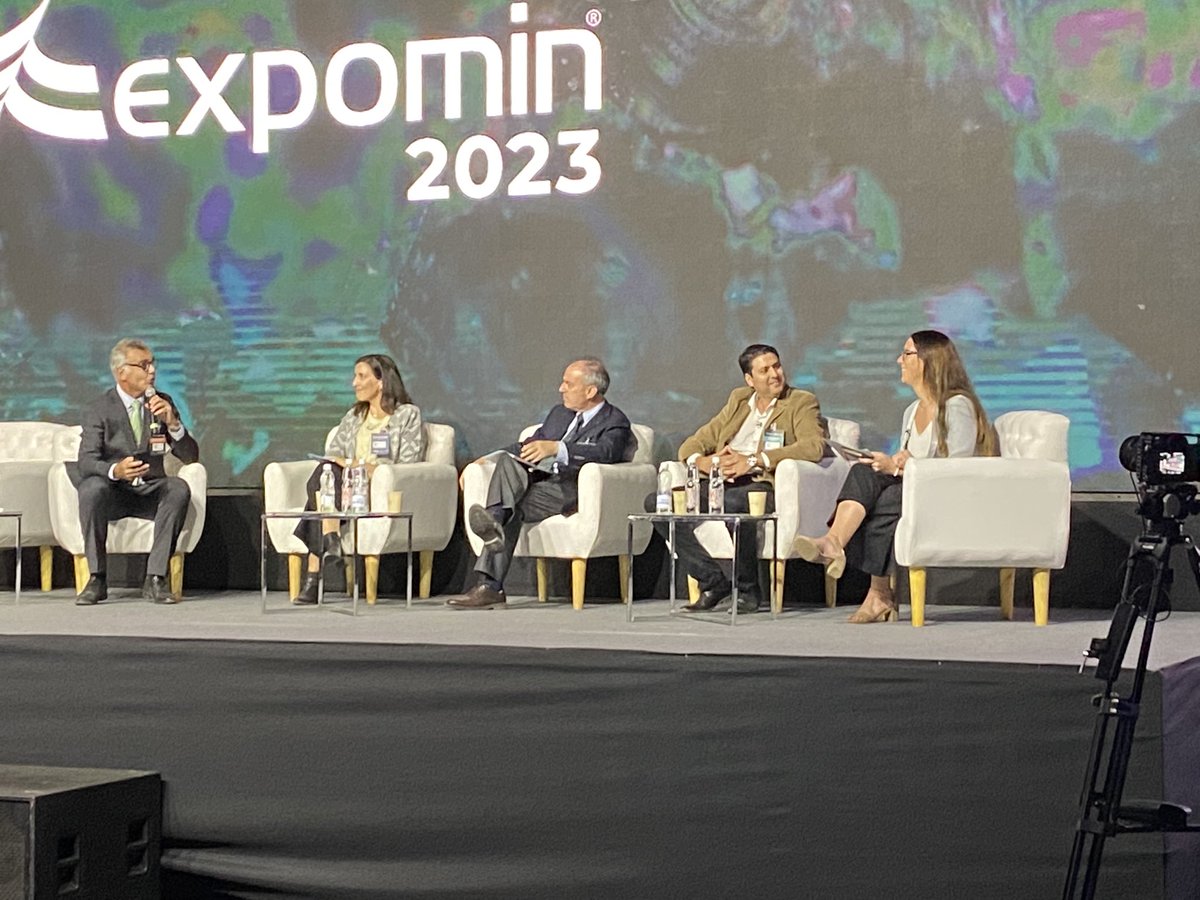 CochilcoChile's tweet photo. La analista de @cochilcoChile Camila Montes expone en panel “Tecnologías de Desalinización, impactos socio ambientales” en @Expomin. Señala que al 2033 el consumo de agua llegará a 21,4 m3 por seg. en la minería de lo cual 15 m3 serán de agua de mar, esto es un alza 167% https://t.co/ynTqIB8m2n
