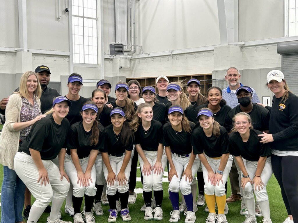 Huge thank you to @leslie_slovak and @kpitts724 for stopping by our MAC this afternoon to wish our @rhs_eagleSB team good luck and express how proud they are of this team! 

It meant everything to these athletes and coaches! 💜🦅🥎

#RISDGreatness @RichardsonHS1