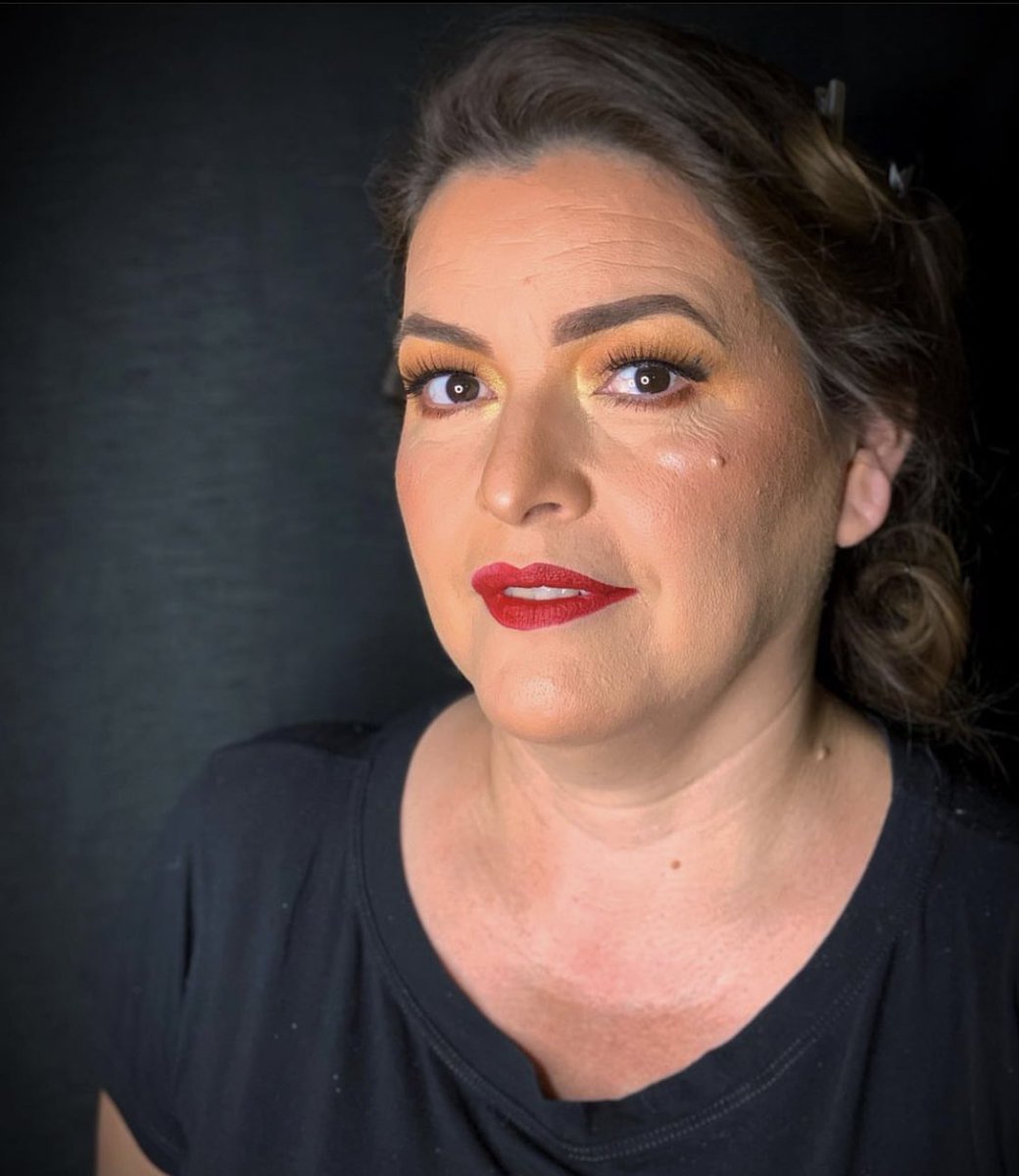 Luzparedesmake's tweet photo. 🤎✨ Social makeup 🤎✨
•
•
Smokey en tonos marrones con un toque de dorado y el labio rojo ❤️ 
Reserva tu turno 0983451262📲
Fernando de la Mora zona sur📍🇵🇾
#makeupbyluzp #makeup #maquillaje #maquillajeprofesional #pielmadura #maquillajeojos #maquillajesocial #fiesta https://t.co/tS47HXS20S