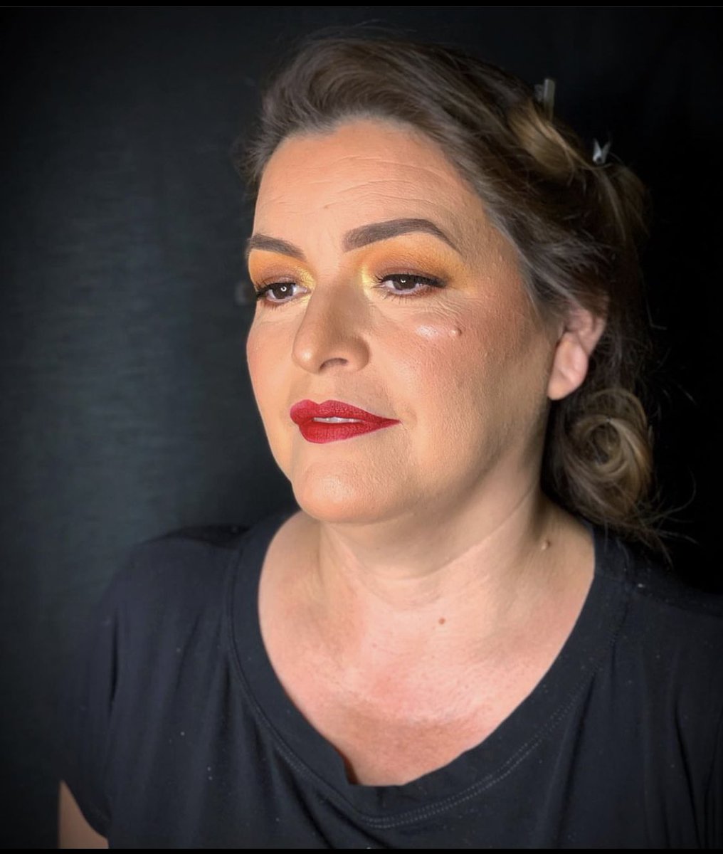 Luzparedesmake's tweet photo. 🤎✨ Social makeup 🤎✨
•
•
Smokey en tonos marrones con un toque de dorado y el labio rojo ❤️ 
Reserva tu turno 0983451262📲
Fernando de la Mora zona sur📍🇵🇾
#makeupbyluzp #makeup #maquillaje #maquillajeprofesional #pielmadura #maquillajeojos #maquillajesocial #fiesta https://t.co/tS47HXS20S
