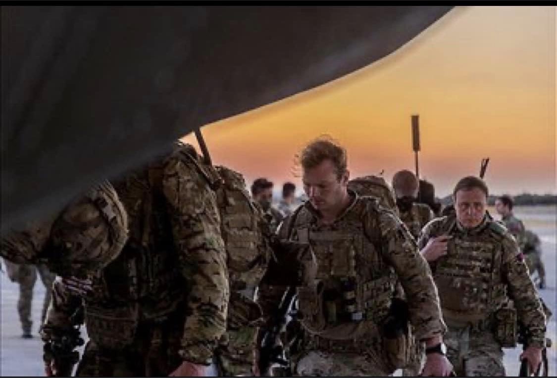 British troops flying into Sudan to evacuate British workers. 

Best in the world 🇬🇧🫡