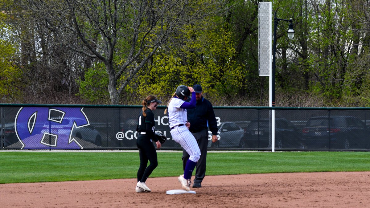 HCrossSB's tweet photo. Bottom 3 | 1 out 

@brait_anna lines a two-RBI double the opposite way to left center to give us the lead 💃

🟢 1
🟣 2

#GoCrossGo https://t.co/Ix6MqkwOZ6
