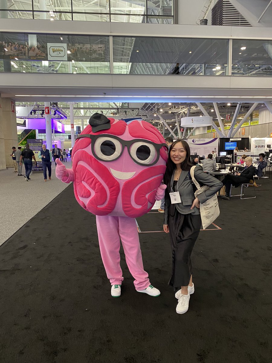 Celebrity sighting with miss Sarah bellum at the #AANAM @AANmember yesterday 🧠🧠!! Highlight of the day #neurologyproud #AANAM2023