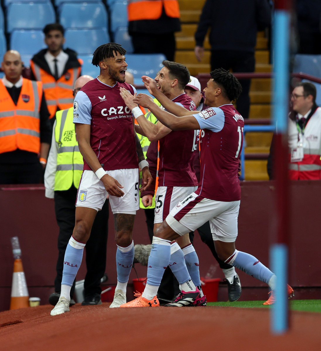 AlexMoreno's tweet photo. Incredible 3 more points, we continue!!! UTV ❤️😍 @AVFCOfficial https://t.co/CuoWfQv4nx