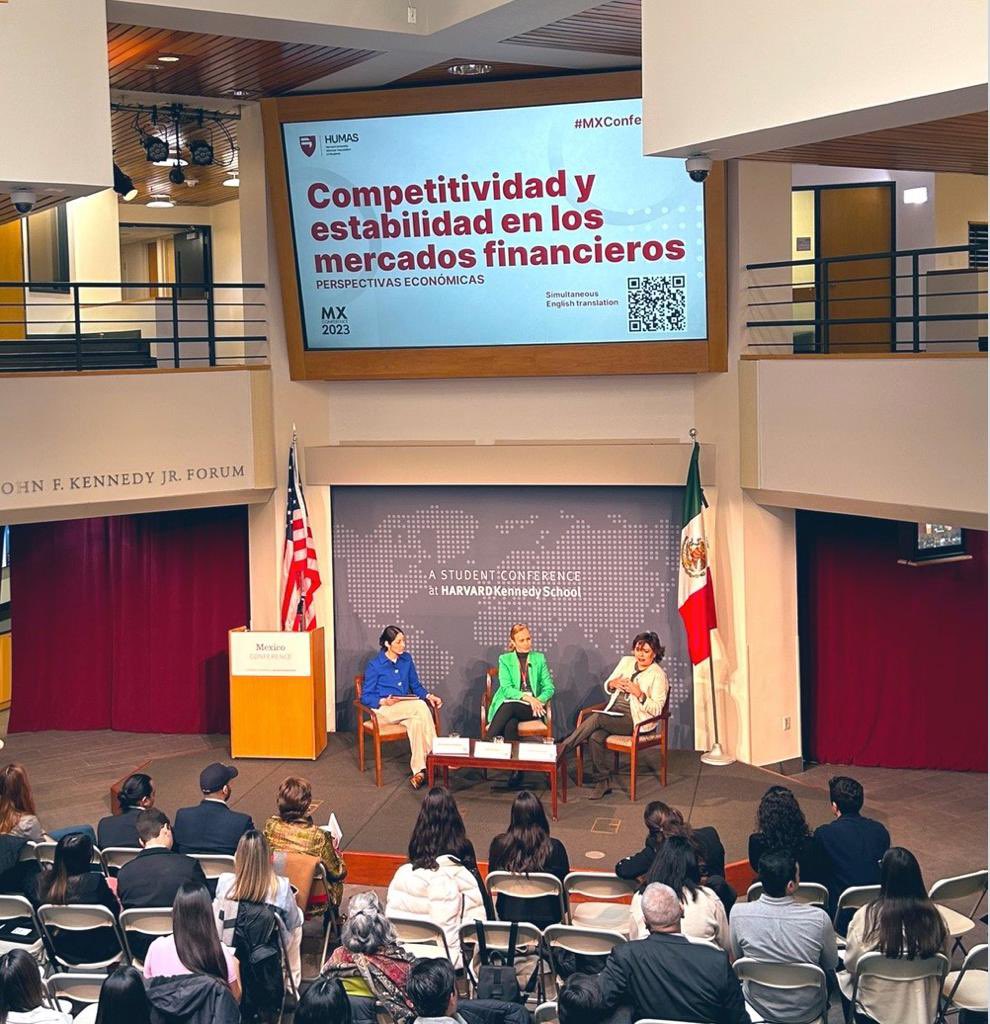 📸Nuestra directora <a href="/ValeriaMoy/">Valeria Moy</a> participó en el panel “Competitividad y estabilidad en los mercados financieros” durante la #MXConference organizada por <a href="/HarvardHUMAS/">Harvard University Mexican Association of Students</a>. Entabló una conversación💬 sobre perspectivas económicas con la subgobernadora de <a href="/Banxico/">Banco de México</a>, Irene Espinosa.