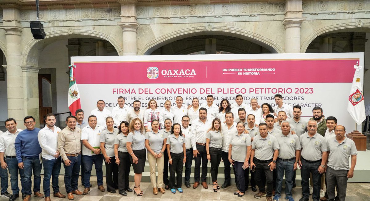 GobOax's tweet photo. En presencia del gobernador @salomonj, quien fungió como testigo de honor, el secretario de Administración, @Nino_Morales1 y el secretario general del #STEPEIDCEO, Pedro Castillejos Villalobos, firmaron el Convenio del Pliego Petitorio 2023 entre el Gobierno del Estado y este Sindicato.
El Gobernador expresó que en la #PrimaveraOaxaqueña siempre se garantizarán los derechos de los trabajadores y reconoció la voluntad política de las y los integrantes del Comité Ejecutivo y de la Comisión Negociadora, que permitió llegar a buen término el nuevo acuerdo.
Este, permitirá el incremento del 4.5 por ciento en el salario base y 3.5 por ciento en Previsión Social Múltiple, lo que beneficiará a más de 14 mil trabajadores.