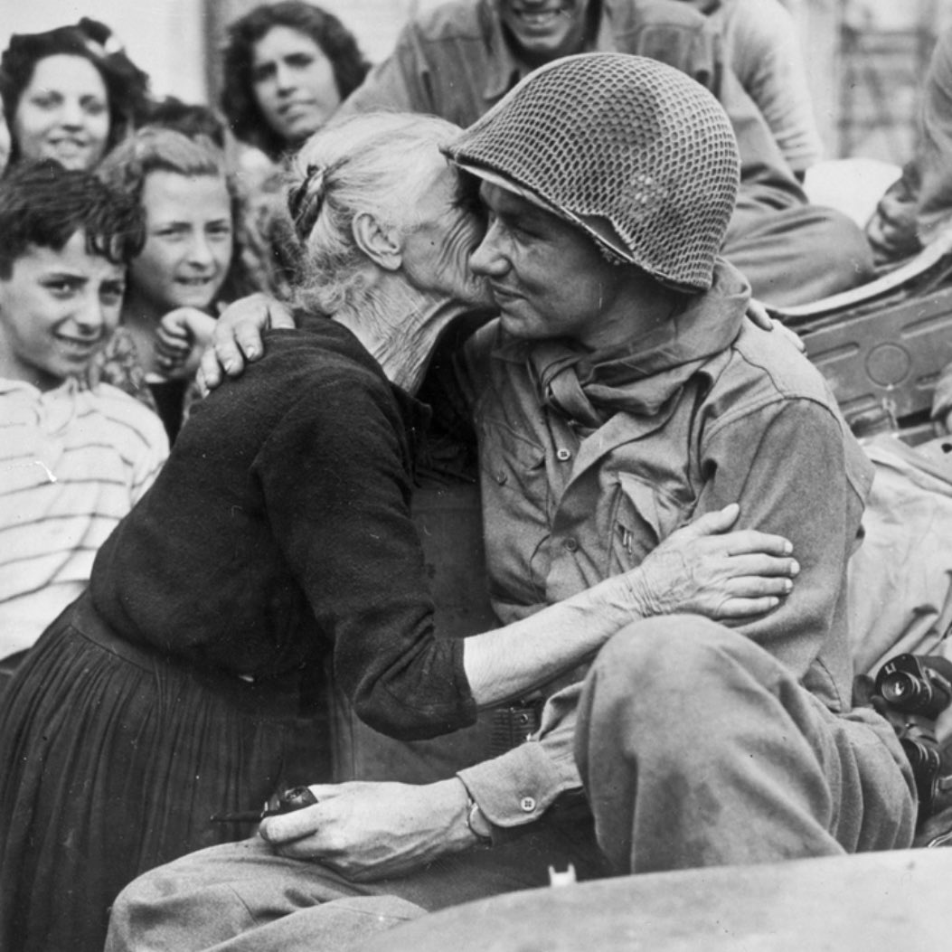 Betty36174919's tweet photo. Volevo dire una verità scomoda, conosciuta a molti tranne ai #PutinsPuppets nazi comunisti che ignorano o non accettano la verità storica: l’Italia non è stata liberata dall’URSS.

Per ogni partigiano caduto in armi ci furono almeno 13 soldati americani caduti per liberare l’Italia. Senza considerare i dispersi americani che, insieme ai feriti, furono circa 200mila.

C’erano gli angloamericani a liberare l’Italia dal nazi fascismo insieme agli alleati: hawaiani, australiani, neozelandesi, maori, indiani, nepalesi, francesi, marocchini, polacchi, greci, italiani del Corpo italiano di liberazione, e poi brasiliani, belgi, militi della brigata ebraica; ma la stragrande maggioranza erano americani. 

Quindi se mostro con orgoglio una bandiera 🇺🇸 il #25aprile2023 festa della liberazione, non mi dovete rompere i cog#%*i ma rispettate il sacrificio di molti giovani caduti per la nostra libertà!