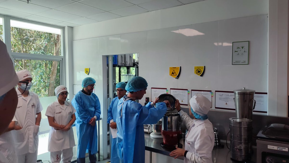 Udlaagro's tweet photo. #JornadasFICA Se dieron inicio a los talleres y charlas, aquí unas fotos de el taller de utilización de grasas y sucedáneos por grupo Danec en la que se aprendió a elaborar chocolate. https://t.co/Nk5CLZMDBY