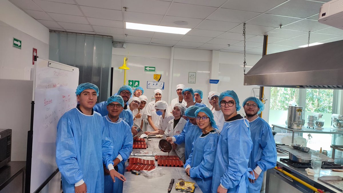 Udlaagro's tweet photo. #JornadasFICA Se dieron inicio a los talleres y charlas, aquí unas fotos de el taller de utilización de grasas y sucedáneos por grupo Danec en la que se aprendió a elaborar chocolate. https://t.co/Nk5CLZMDBY