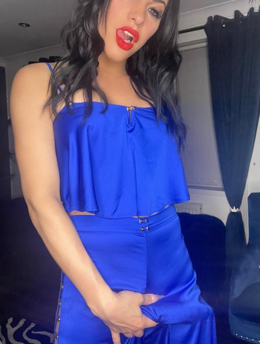 2 pic. Been spoilt in this blue satin set 💙💙💙 https://t.co/4RAStDGp0Z 💋 https://t.co/QdDK5pUjF6