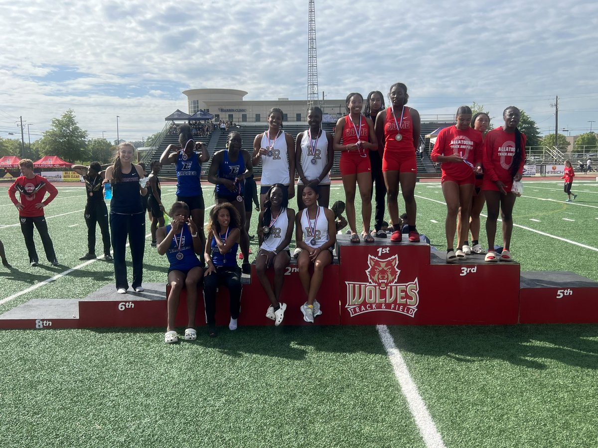 Great finish and SCHOOL RECORD in the girls 4x200! Sia Rebeles, Cynthia Slaton, Ryahn Dickey, Nina Carcone! @whsathlactivity @WoodstockHS1 @woodstock_xc