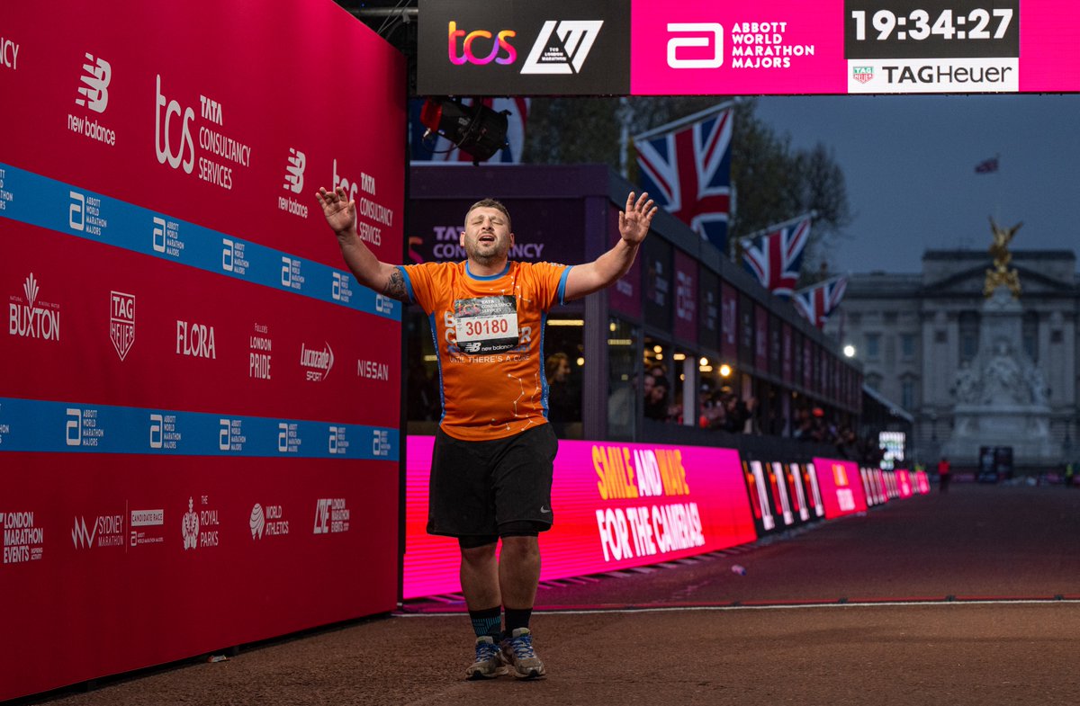 AthleticsWeekly's tweet photo. This is Tom 'Mav' Durnin who was the last finisher at the 2023 London Marathon and completed it in 8:10:58 🙌

In December, he was involved in a car crash which caused a bleed on the brain and a broken arm 🙏

The furthest he'd ran before Sunday was just 10km 🤯

#LondonMarathon https://t.co/yyrBYxPAsI