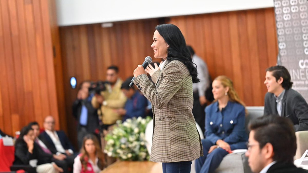 AlejandraDMV's tweet photo. ¡Compartir mis propuestas con los jóvenes de la @anahuac me llena de compromiso y motivación! Vamos a impulsar a toda la juventud mexiquense con becas, financiamientos y capacitaciones para que puedan asegurar un mejor futuro. #AleGobernadora #UnirEsResolver #VotALE https://t.co/0LRWRqqWva