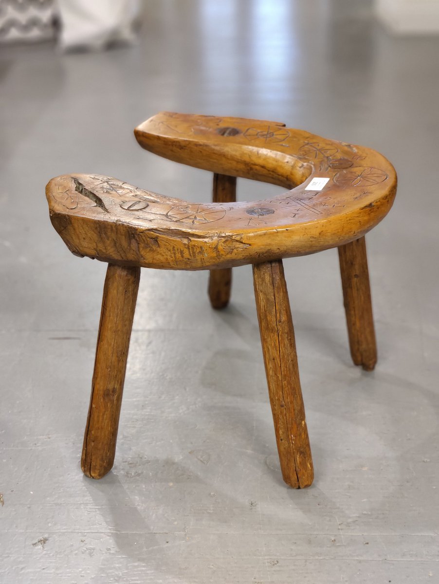 ClaudiaKinmont1's tweet image. Great that National Museum  @NMIreland acquired this rare birthing stool, with characteristically Irish splayed &amp;amp; thru-wedged legs, &amp;amp; u-shaped 'natural knee' seat (precisely like earlier Birth stools). Protective Hex, Witch or Apotropaic marks include Daisy wheels &amp;amp; sacred heart.