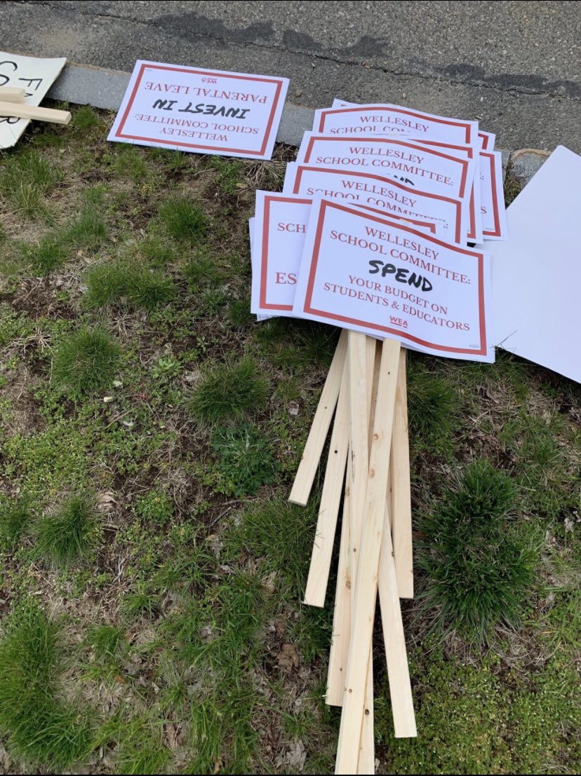 WEAunion's tweet image. Having some fun building signs and solidarity outside of the DPW. I
• #fairfivenow #whatwillittake