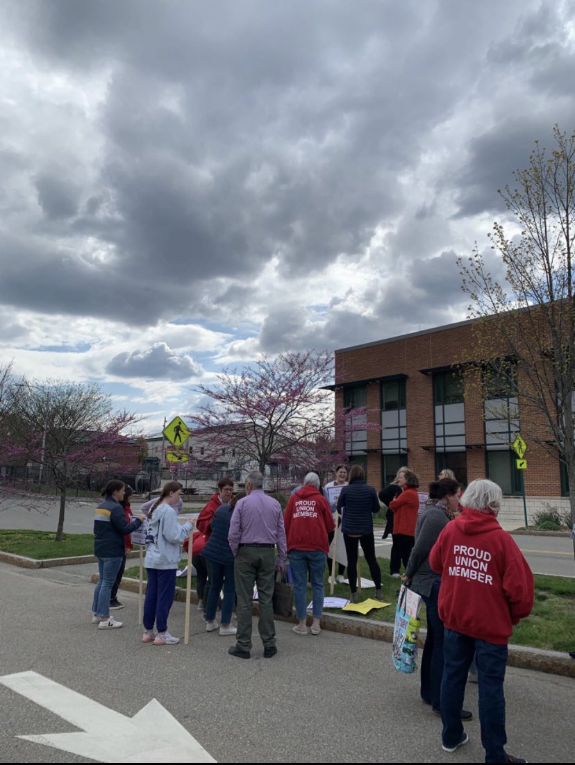 WEAunion's tweet image. Having some fun building signs and solidarity outside of the DPW. I
• #fairfivenow #whatwillittake