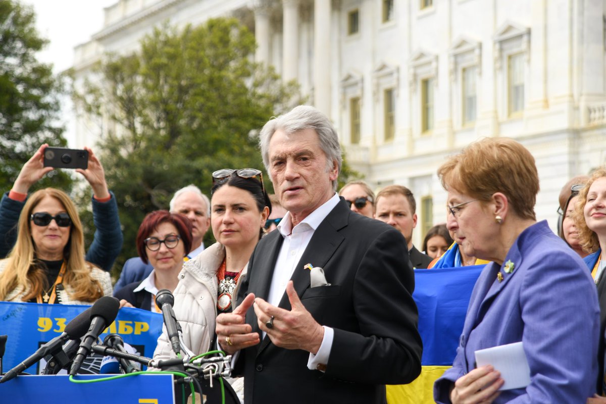 Today, @RepJoeWilson, @RepCohen, @RepMarcyKaptur welcomed dozens of #Ukraine supporters to the Capitol to mark the introduction of the Ukrainian Victory Resolution. Special thanks to former President of Ukraine Yushchenko & @razomforukraine.
