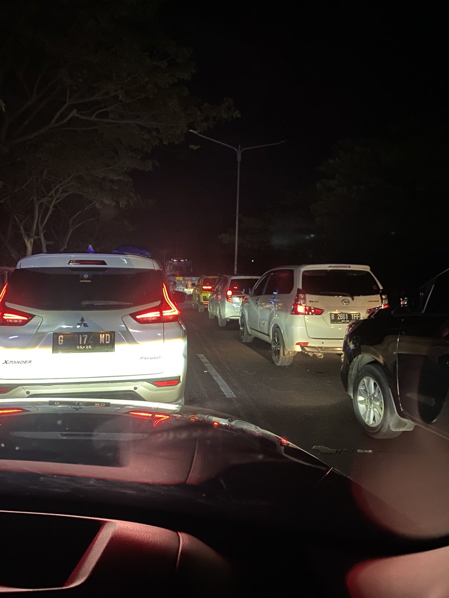 Macet ga gerak hampir 1 jam pantura sukamandi arah indramayu. Efek oneway arah Jkt kah ? <a href="/NTMCLantasPolri/">KorlantasPolri.Ntmc</a> <a href="/RadioElshinta/">Radio Elshinta</a>