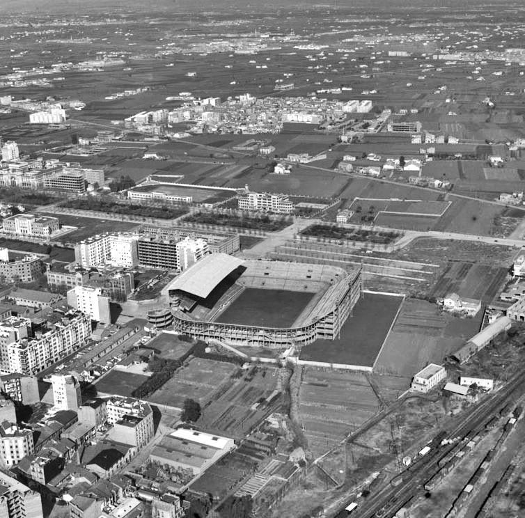València, anys 1960. Estadi de Mestalla, i al fons Benimaclet, encara aïllat de la ciutat per l'horta. Una imatge certament idíl.lica.