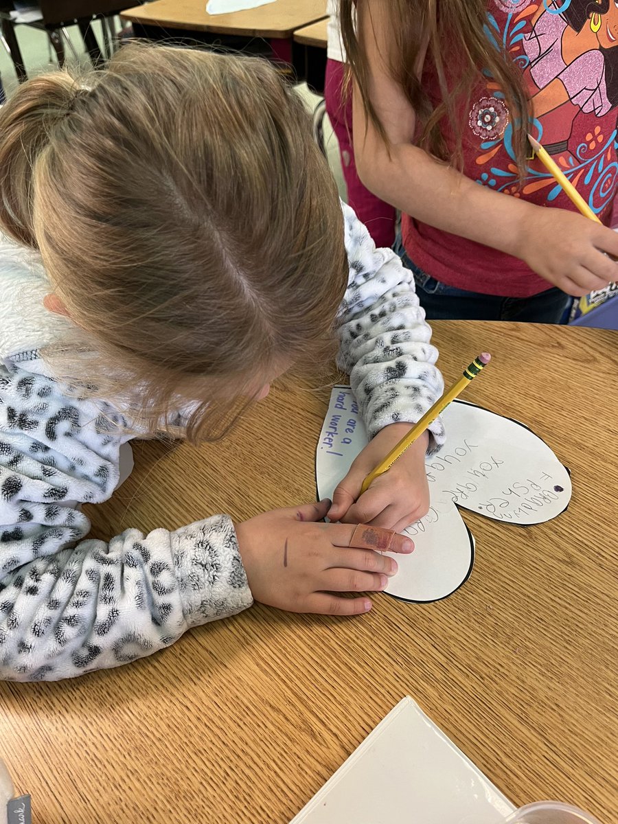 jyount838's tweet photo. Students wrote kind notes to their friends during our SEL lesson today. #ItsAKnightThing @ZumDardenne https://t.co/7lrpSC7uhi