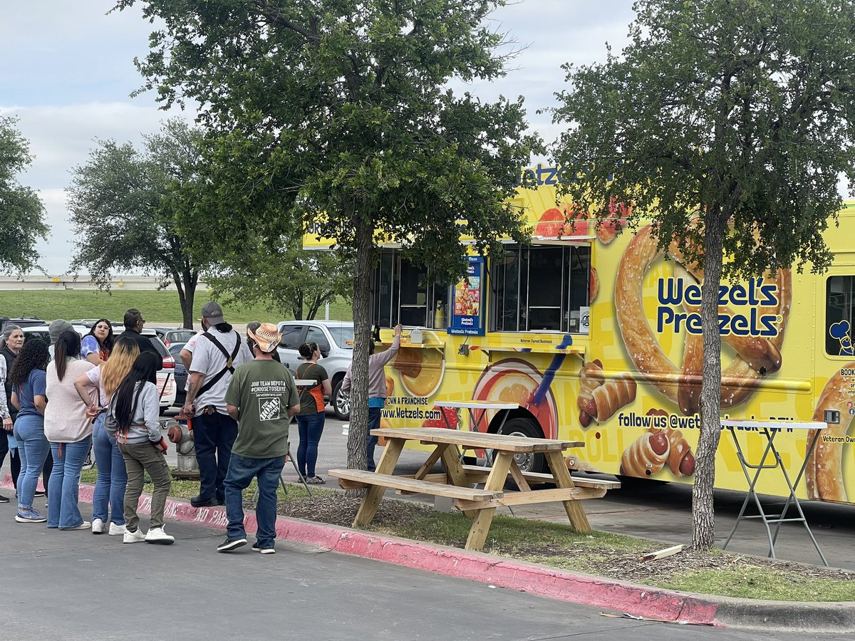 Jennifer0563's tweet photo. Started on Monday with some Oreos 💙 and pudding all the hardwork today on some tye dye Tuesday &amp; getting appreciation from wetzels pretzels 🥳🥨  @Ana_A_Duran @lorenacc1980 @Paula35Graham #wetzelspretzels #homedepot https://t.co/XMThRBZJPD