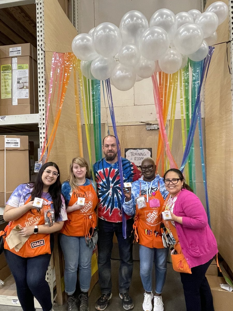 Jennifer0563's tweet photo. Started on Monday with some Oreos 💙 and pudding all the hardwork today on some tye dye Tuesday &amp; getting appreciation from wetzels pretzels 🥳🥨  @Ana_A_Duran @lorenacc1980 @Paula35Graham #wetzelspretzels #homedepot https://t.co/XMThRBZJPD
