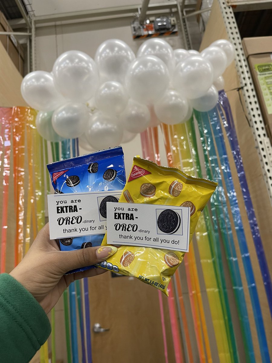 Jennifer0563's tweet photo. Started on Monday with some Oreos 💙 and pudding all the hardwork today on some tye dye Tuesday &amp; getting appreciation from wetzels pretzels 🥳🥨  @Ana_A_Duran @lorenacc1980 @Paula35Graham #wetzelspretzels #homedepot https://t.co/XMThRBZJPD