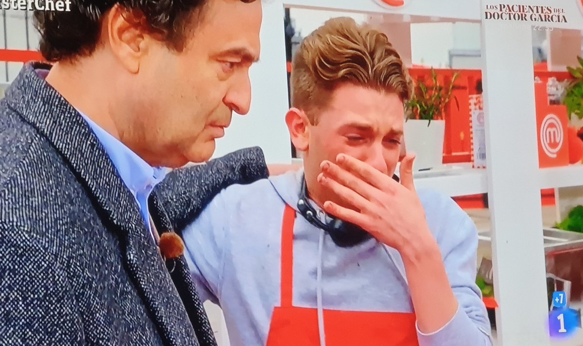 SergiMalalts's tweet photo. Se pone a llorar y le levantan el castigo??? 
Pero qué es ésto??
#MasterChef https://t.co/OuAhaotXME