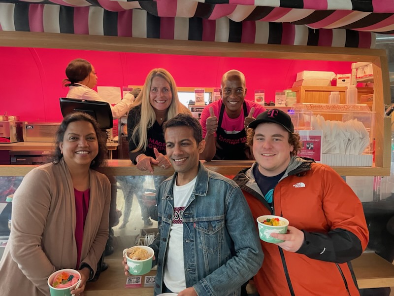 DeeanneKing's tweet photo. Having a blast getting to serve up delicious frozen treats for some of the best employees in the biz! 🍦🤩 A huge thank you to everyone helping to raise funds for the Human Rights Campaign. #MagentaGivingMonth #FroyoForGood https://t.co/SoA6dyQuXl