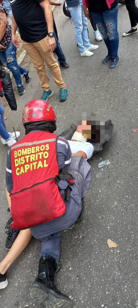 Nuestra Brigada Motorizada GRUMAE Perteneciente al Cuerpo de <a href="/bomberos_dc/">Bomberos de Caracas Cuenta Oficial</a> atiende en la Parroquia Caricuao, UD7. un ciudadano arrollado presentando traumatismo multisistemico, la misma fue trasladada al centro asistencial cercano.
#VenezuelaTerritorioDePaz