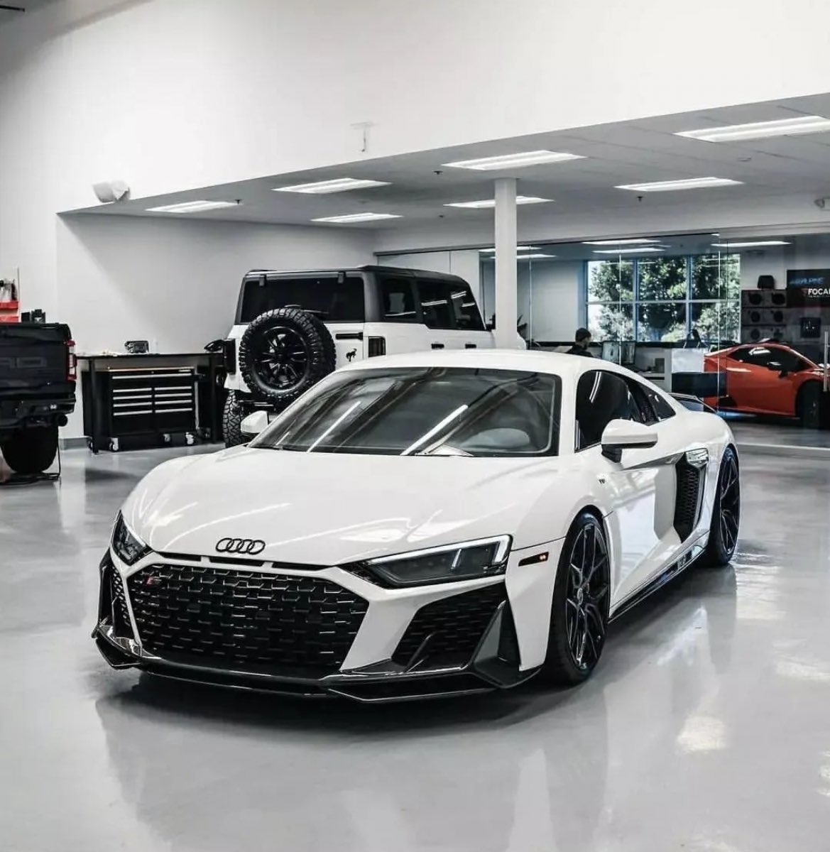 LuxuryCars365's tweet photo. Audi R8 🕊️ https://t.co/qWYyOLgknY