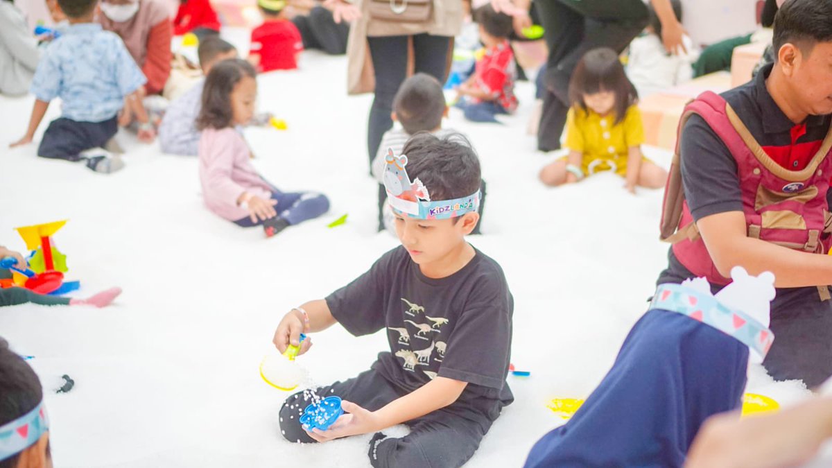 Krucils pasti seneng banget nih karena ada tempat main baru! 

Kidzlandia telah hadir di #CibinongCityMall2 lantai 1 

Info HTM:
Senin - Jumat 80K/Jam, 150K/hari
Sabtu-Minggu/Libur Nasional 100K/Jam, 180K/hari

Harga termasuk 1 pendamping
0 tahun free
Member lebih hemat 😉