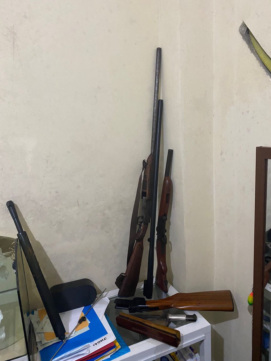 CapiZapataEC's tweet photo. En #SantoDomigo se detuvo a dos sujetos por tenencia y porte de armas de fuego. En las investigaciones se presume que eran comercializadas y utilizadas para el cometimiento de actos delictivos en la provincia. Se encontró varias armas y municiones. #CruzadaPorLaSeguridad https://t.co/cPcn3A4Cs7