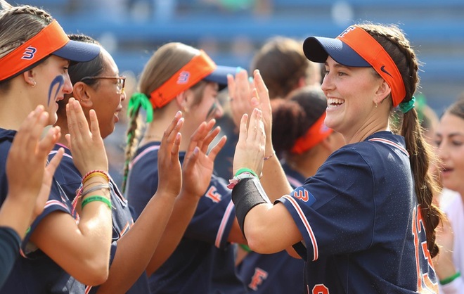 D1Softball's tweet photo. Myka Sutherlin pitched Cal State Fullerton to the top of the Big West. 

The senior ace helped the Titans sweep UC Santa Barbara and move into first place all alone in the Big West Conference standings.

@Fullerton_SB x @meeksmyka

🔗 https://t.co/g8AL5VfQHb https://t.co/5wemEbLMyc