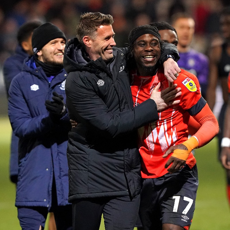 StanSportFC's tweet photo. A former West Ham youngster dropped down five divisions to kick-start his career. ⬇️

He's now chasing his and @LutonTown's fourth promotion in the space of a decade. 🤯

✍️ @Joshua_Thomas97