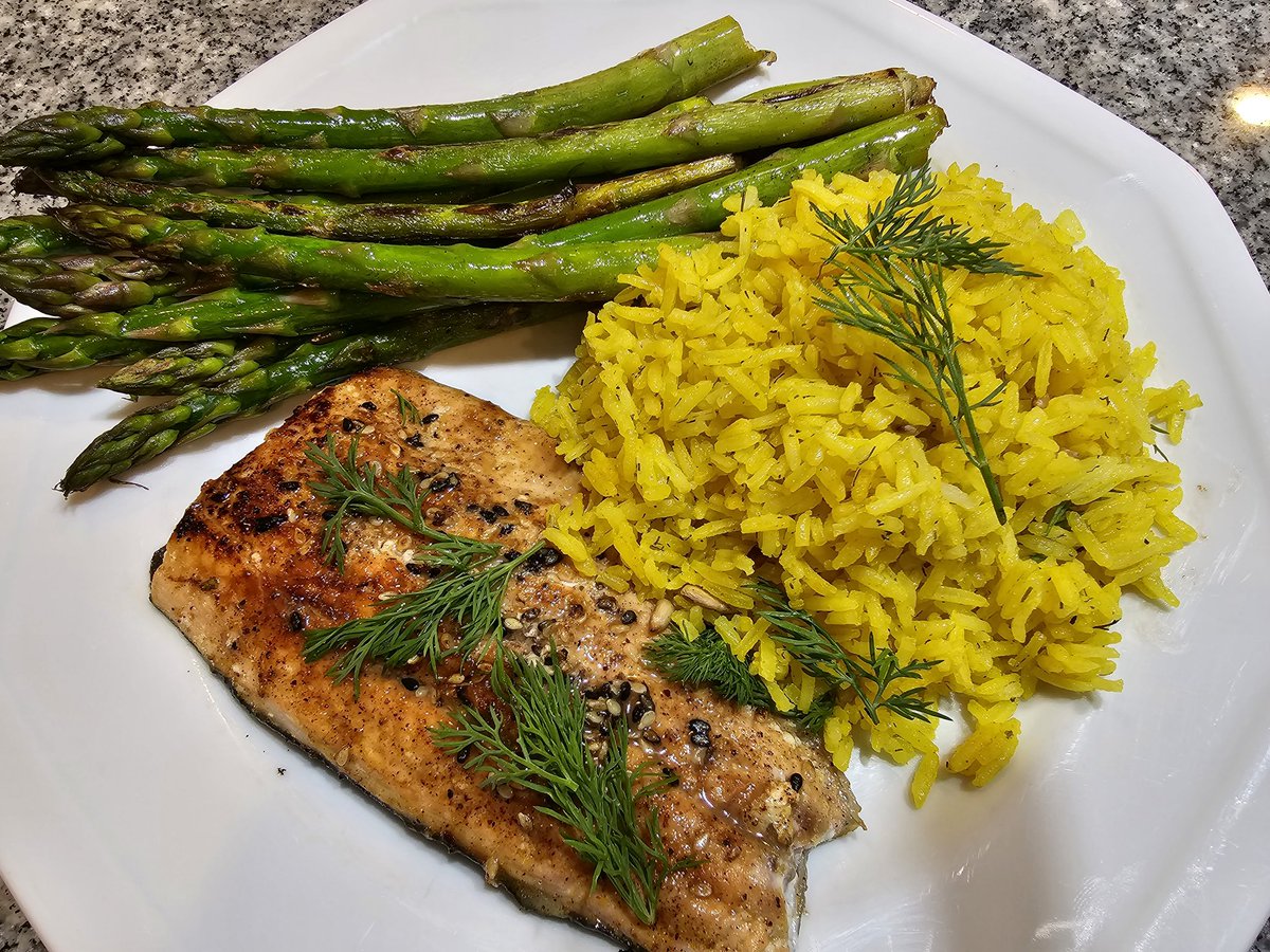 Pan grilled salmon with roasted asparagus and #turmeric #nutritionalyeast #dill #jasminerice  Tasty 😋👌