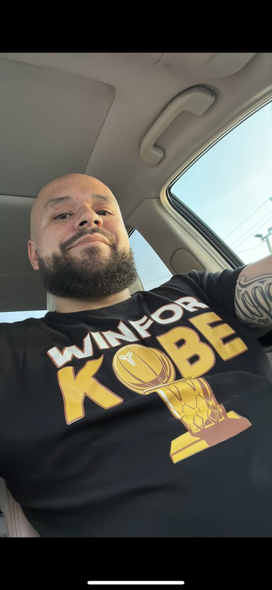 Fersteezy's tweet image. Shout out to @GoldenKnightGFX for that fuego Merch from the Lakers 2020 championship season. But the objective will and always be the same……
#WinForKobe