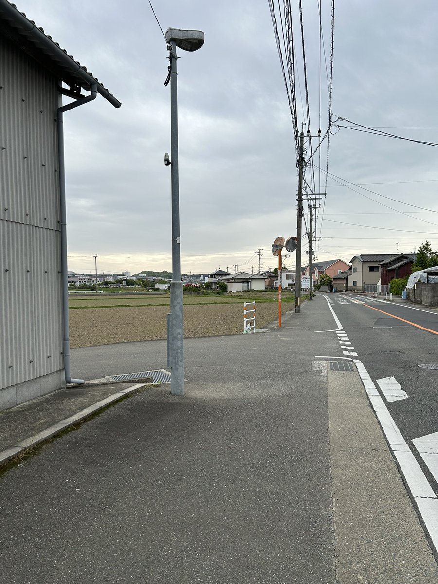 ill_ms_hakata's tweet photo. 2011年、糟屋郡粕屋町で2人の高校生が飲酒運転によって犠牲となった場所。
この町にこのような悲劇を二度と起こさないためにも、我々は飲酒運転の罪の重さを今日も教習生達に伝えていく。 https://t.co/IaCT2ULRNh