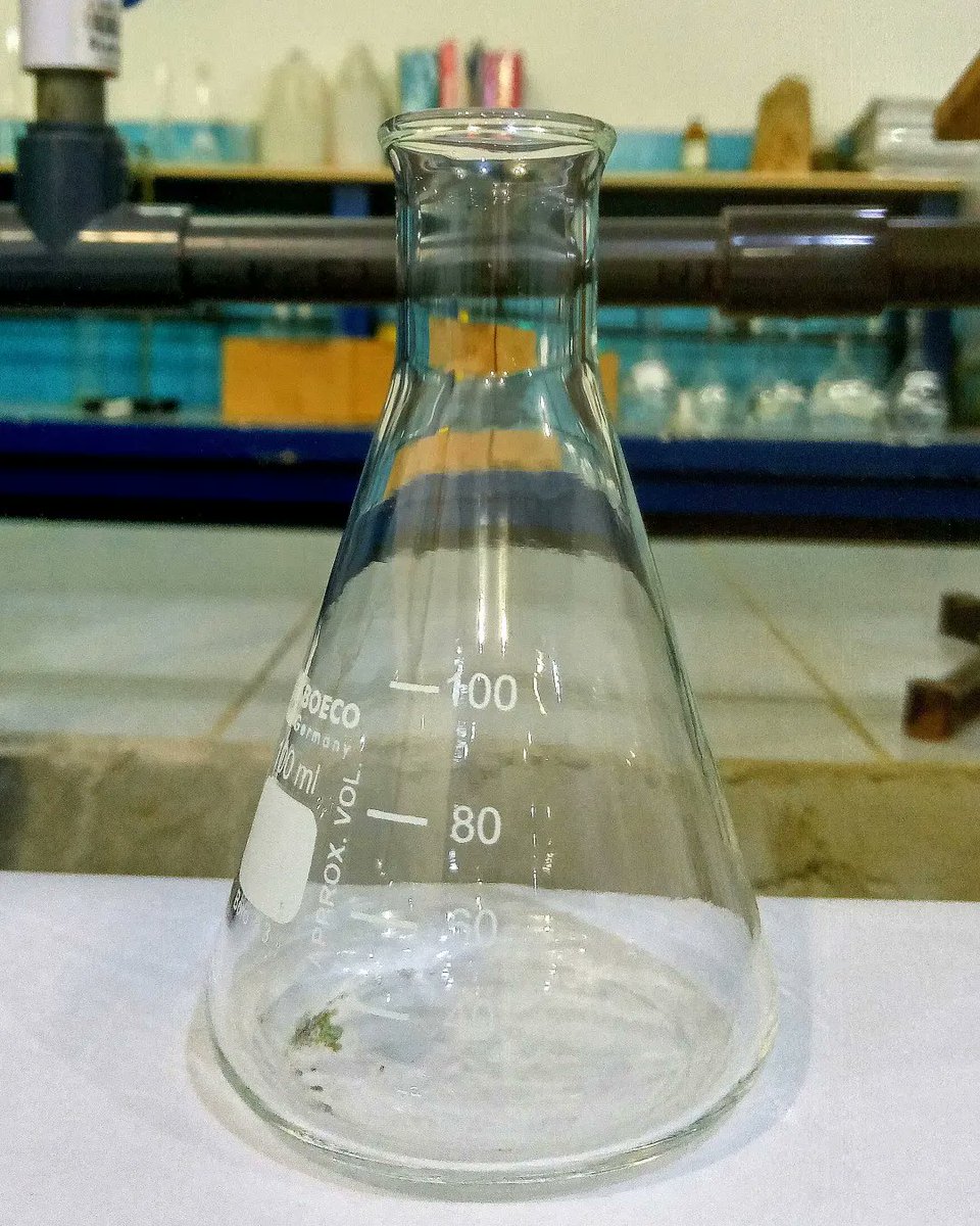 PNFQuimica20's tweet photo. #MatrazErlenmeyer recipiente de forma cónica de boquilla cilíndrica. Se utiliza para hacer titulaciones, contener líquidos, hacer reaccionar sustancias o calentar. Fue creado en 1861 por Emil #Erlenmeyer (1825-1909).
#ErlenmeyerFlask
#PNFQuímica
#UPTBolívar
#MicroClasesDeCastro https://t.co/fBelVLXQjU