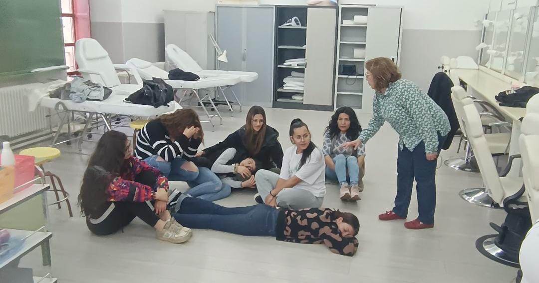 ManuelyParis's tweet photo. Taller teatro Playback con las alumnas de @CIFP_Fabres,EI1(para trabajar habilidades emocionales , sociales, relaciones)de la mano de la profesora honorífica  colaboradora Ana Fernández Espinosa ,1000gracias!!
https://t.co/YRux1hIkOD #crecimientopersonalyprofesional https://t.co/AuaUqxiv4L