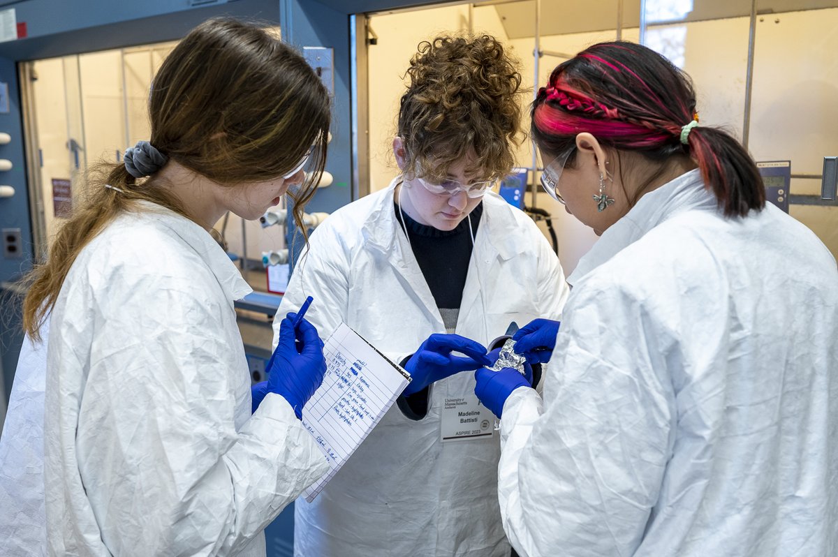 UMassPSE's tweet image. The @UMassPSE ASPIRE Program is celebrating 25 years! This year through #UMassGives 2023, they are raising funds so that even more local students can participate and explore their interests in STEM!   Donate now via the link!👉umass.scalefunder.com/gday/giving-da…