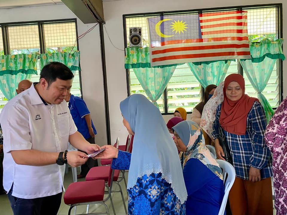 MCAHQ's tweet image. Sebanyak 200 keluarga asnaf di sekitar DUN #Chenderiang telah menerima sumbangan Prihatin Rakyat sempena #HariRaya daripada wakil rakyat parti kami, YB @choong_shinheng. 

Semoga sumbangan tersebut dapat sedikit sebanyak meringankan beban merek.

#Ramadan2023
#Aidilfitri2023