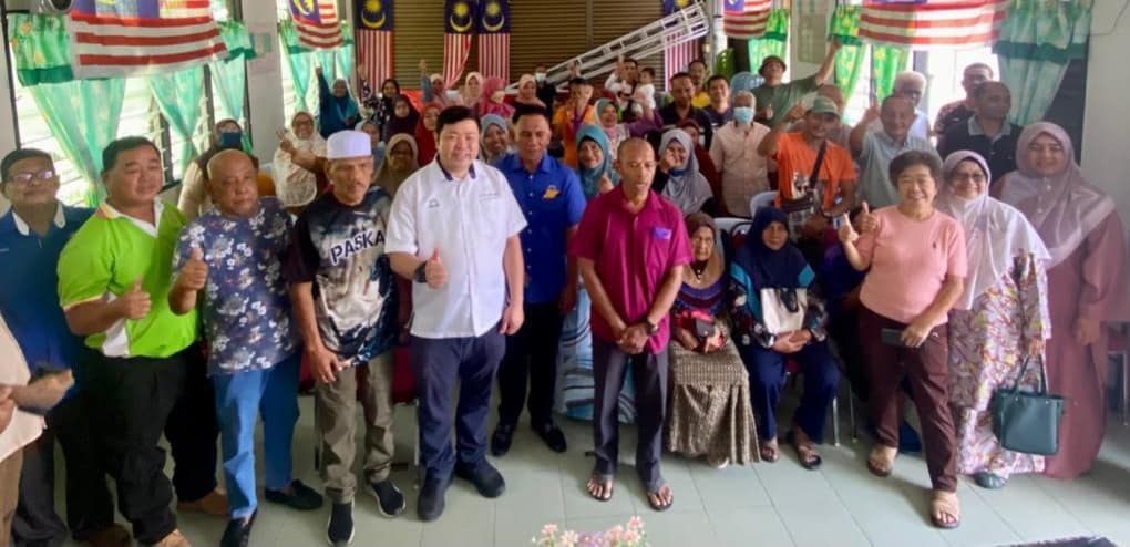 MCAHQ's tweet image. Sebanyak 200 keluarga asnaf di sekitar DUN #Chenderiang telah menerima sumbangan Prihatin Rakyat sempena #HariRaya daripada wakil rakyat parti kami, YB @choong_shinheng. 

Semoga sumbangan tersebut dapat sedikit sebanyak meringankan beban merek.

#Ramadan2023
#Aidilfitri2023