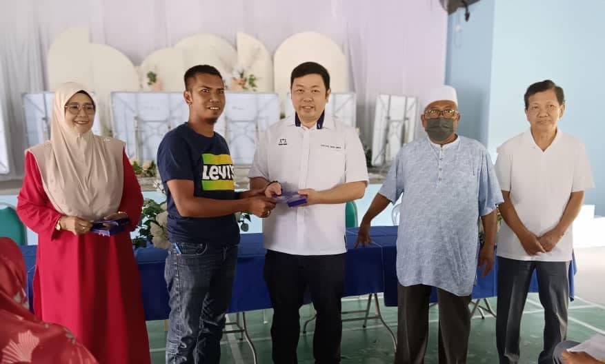 MCAHQ's tweet image. Sebanyak 200 keluarga asnaf di sekitar DUN #Chenderiang telah menerima sumbangan Prihatin Rakyat sempena #HariRaya daripada wakil rakyat parti kami, YB @choong_shinheng. 

Semoga sumbangan tersebut dapat sedikit sebanyak meringankan beban merek.

#Ramadan2023
#Aidilfitri2023