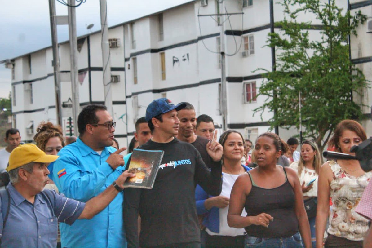 josemvasquez's tweet photo. Hoy visitamos el urbanismo Hugo Chávez en la capital de nuestro estado Guárico para constatar los trabajos de rehabilitación que se están llevando a cabo en 11 torres y la culminación de tres edificios de este complejo urbanístico. ¡Más de mil personas tendrán sus hogares dignos! https://t.co/bqI20Yml03