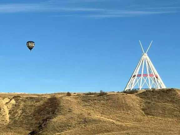 StayMedicineHat's tweet photo. Experience the wonder of a Hot Air Balloon Festival!

This May, 19 hot air balloon pilots from across Canada are taking to the skies over Medicine Hat to raise awareness about how we can work collectively to enhance mental wellness.
Find more details here: https://t.co/qJcDxa38xK https://t.co/c08jGwG1Sd